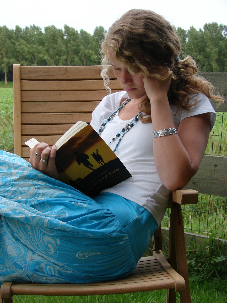 Nadine zou het liefst altijd vijf, zes boeken per week lezen. Foto familie Klaassen