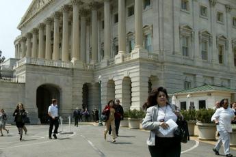 Medewerkers en bezoekers van het Capitool vluchtten uit het Amerikaanse parlementsgebouw.