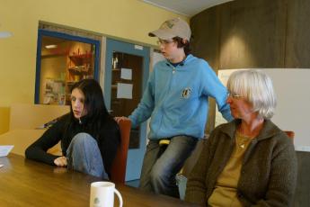 Johan (m.) op zijn eenwieler geeft zijn mening tijdens het kringgesprek.