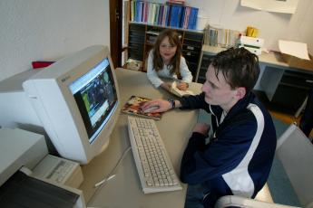 Frenk achter de computer.