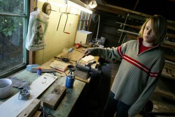 Koen laat een stuk lood smelten.