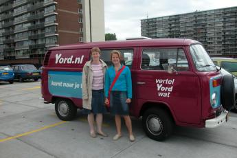 Rebecca voor de Yord-bus met haar lerares Duits.