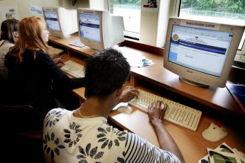 Leerlingen van het Aloysius College in Den Haag brengen dinsdag hun stem uit.