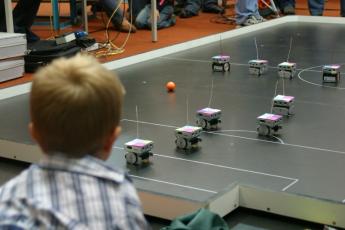 Internationaal kampioenschap robotvoetbal.