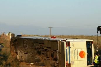 Een helicopter hangt boven de plaats waar een bus met Nederlandse toeristen verongelukte.