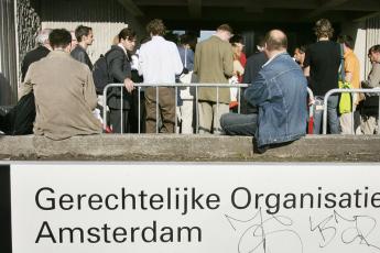 Journalisten wachtten maandagochtend bij de rechtbank.