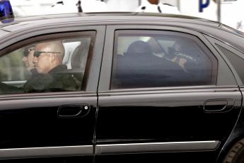 Mohammed B. wordt geblinddoekt afgevoerd.