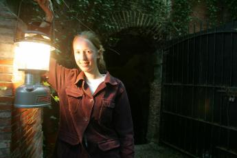 Nikki van de Wall, gids in de Romeinse Katakomben.