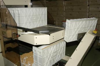 Dozen met illegaal geproduceerde sigaretten.