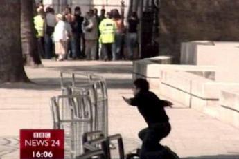 Videobeeld van de arrestatie van een man in Londen.