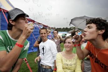 Bellenblazende jongeren.