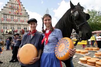 Mark en Elina werken op de Goudse kaasmarkt.