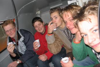 De Swaef-scholieren in de bus.