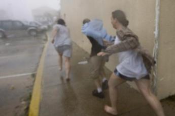 Mensen zoek een veilig heenkomen.