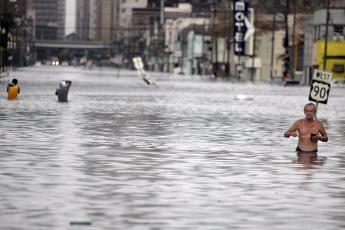 Mensen waden door de Tulane Avenue in New Orleans.