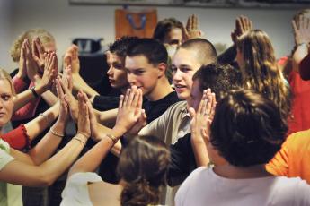 Studenten aan de slag na het ontbijt.