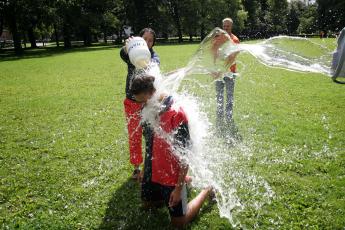 Een aspirant-lid van de CSFR Utrecht laat water over zich heen gooien.
