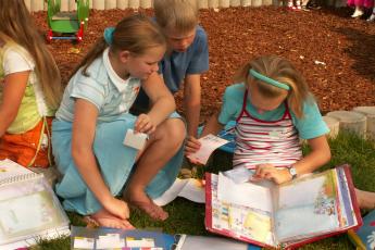 Kinderen ruilen Diddl-spullen.