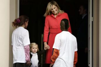 Máxima bestelt kinderpostzegels.