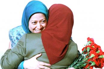 Twee moslima’s omhelzen elkaar.