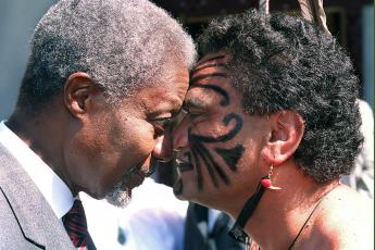 Secretaris generaal Kofi Annan van de Verenigde Naties neust met een oorlogspriester van het Maorivolk in Nieuw Zeeland.