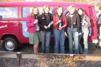 Meiden van het Ichthus College voor de Yord-bus.