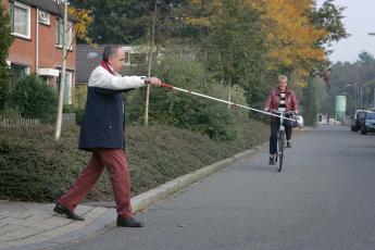Blinden en slechtzienden ondervinden steeds grotere problemen in het verkeer.