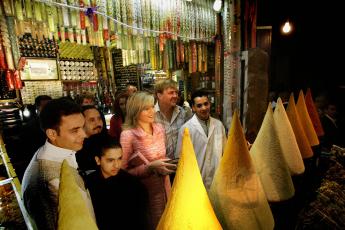 Prins Willem-Alexander en prinses Máxima bij een kruidenwinkeltje.