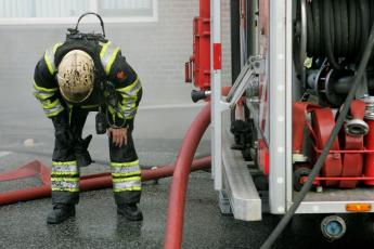 Brandweerman krijgt het te kwaad.