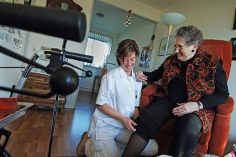 Jacolien Hazeleger helpt een cliënte.