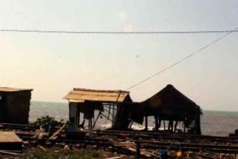 Huizen die door het water zijn vernietigd.