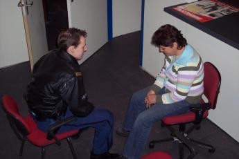 Agent Den Butter praat met een zogenaamd slachtoffer.