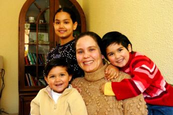 Hildegard Pandithakoralage adopeert de zesjarige Reshma.