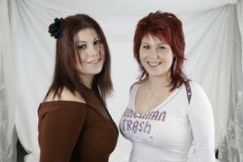 Tiny (links) met haar tweelingzusje