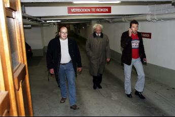 Officier van Justitie verlaat de parkeergarage.