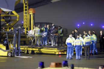 Een patiënt komt uit de KC 10 van de Koninklijke Luchtmacht.