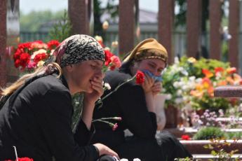 Vrouwen huilen in Beslan bij het graf van familieden.
