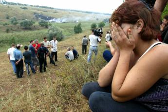 Oekraïners bij het neergestorte vliegtuig.