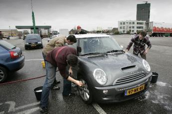 Auto's wassen voor Azië.