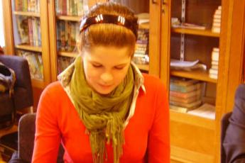 SASSENHEIM – Evelyne van Huijstee bedient een stemcomputer in Sassenheim.