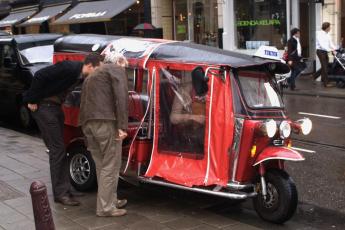 Het Haagse straatbeeld wordt binnenkort opgevrolijkt door de tuktuk.