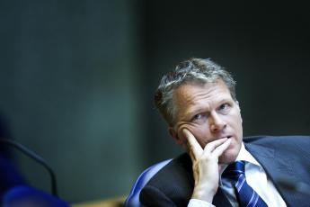 Vice-premier Bos mét das.