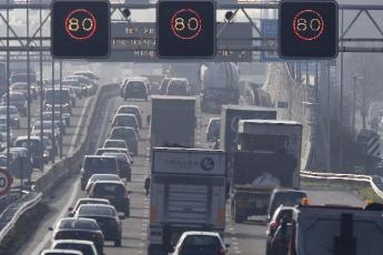 Veel Nederlanders staan elke dag in de file.