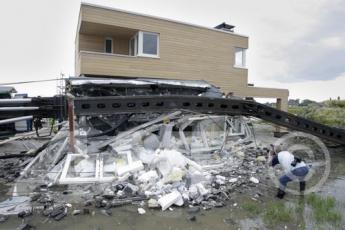 Het verpletterde huis in Blauwestad.
