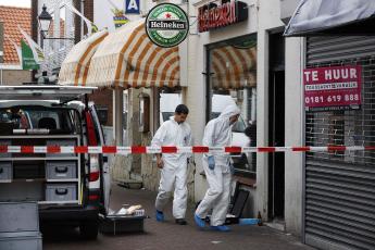 Politiemedewerkers bij het café.