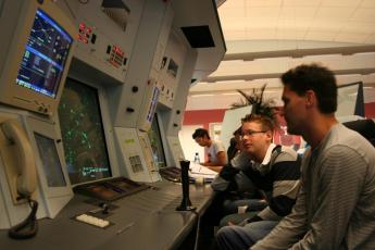 …achter de schermen…