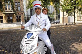 Jörgen Raymann en staatssecretaris Van Bijsterveldt op de campagnescooter.