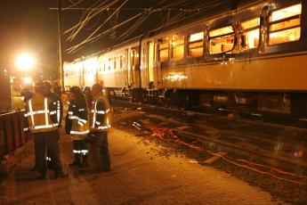 Een sneltrein in Amsterdam is tegen een bouwkraan gebotst.