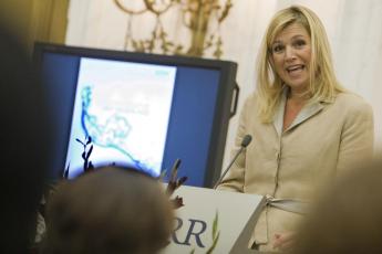 Prinses Maxima houdt een toespraak bij de presentatie van het rapport