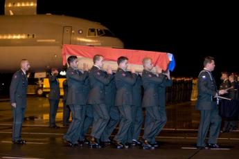Militairen dragen het lichaam van Tim Hoogland.